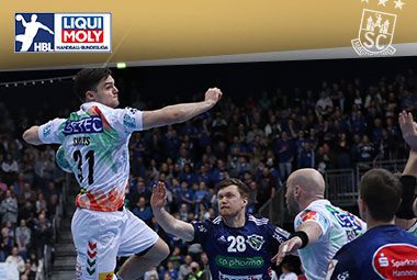 Kay Smits am Ball im Sprungwurf gegen die Abwehr der TSV Hannover-Burgdorf.