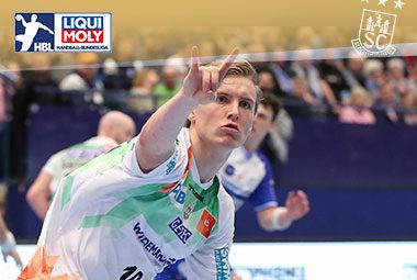 Gísli Þorgeir Kristjánsson am Ball im weißen SCM-Trikot mit der Rückennummer 10 blickt fokussiert im Angriffsspiel nach vorne.