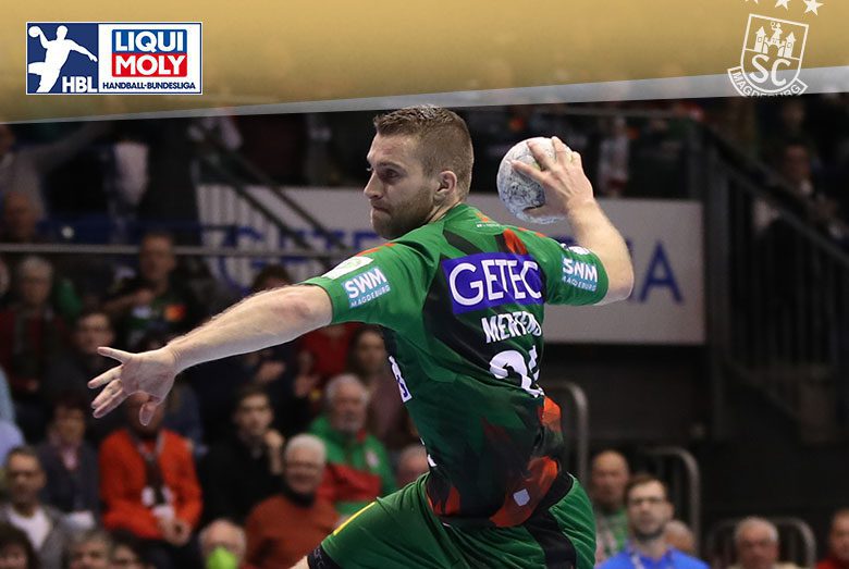 Lukas Mertens im grünen SCM-Trikot mit der Rückennummer 22 holt von hinten am Ball zum Wurf aus.