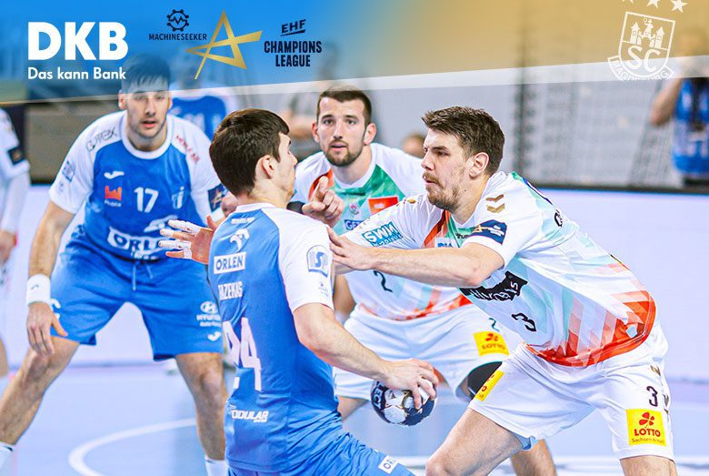 Piotr Chrapkowski stoppt im weißen SCM-Trikot am Ball einen angreifenden Spieler von Wisła Płock.