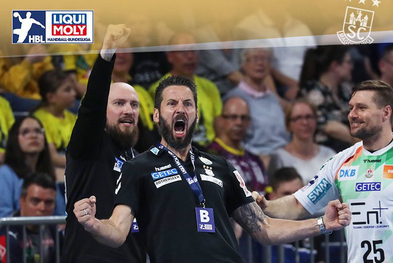 Trainer Bennet Wiegert bejubelt lautstark und mit geballten Fäusten an der Seitenlinie einen Erfolg neben seinem Trainerteam.