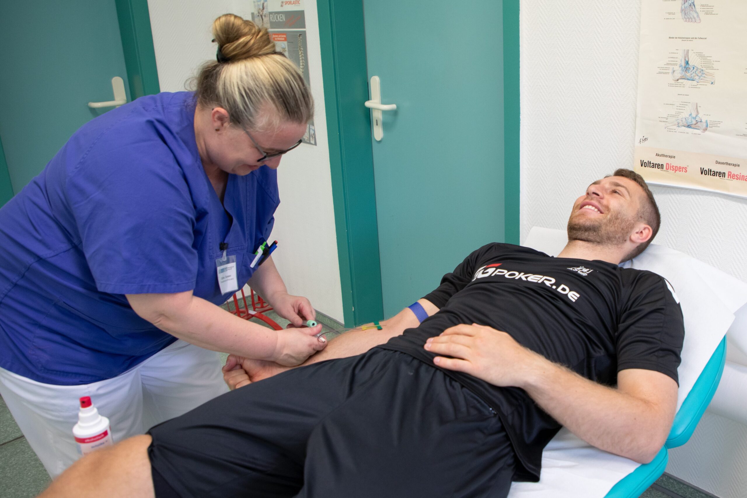 SCM-Spieler Christian O'Sullivan lächelt auf einer Untersuchungsliege bei der medizinischen Leistungsdiagnostik in der Uniklinik Magdeburg.