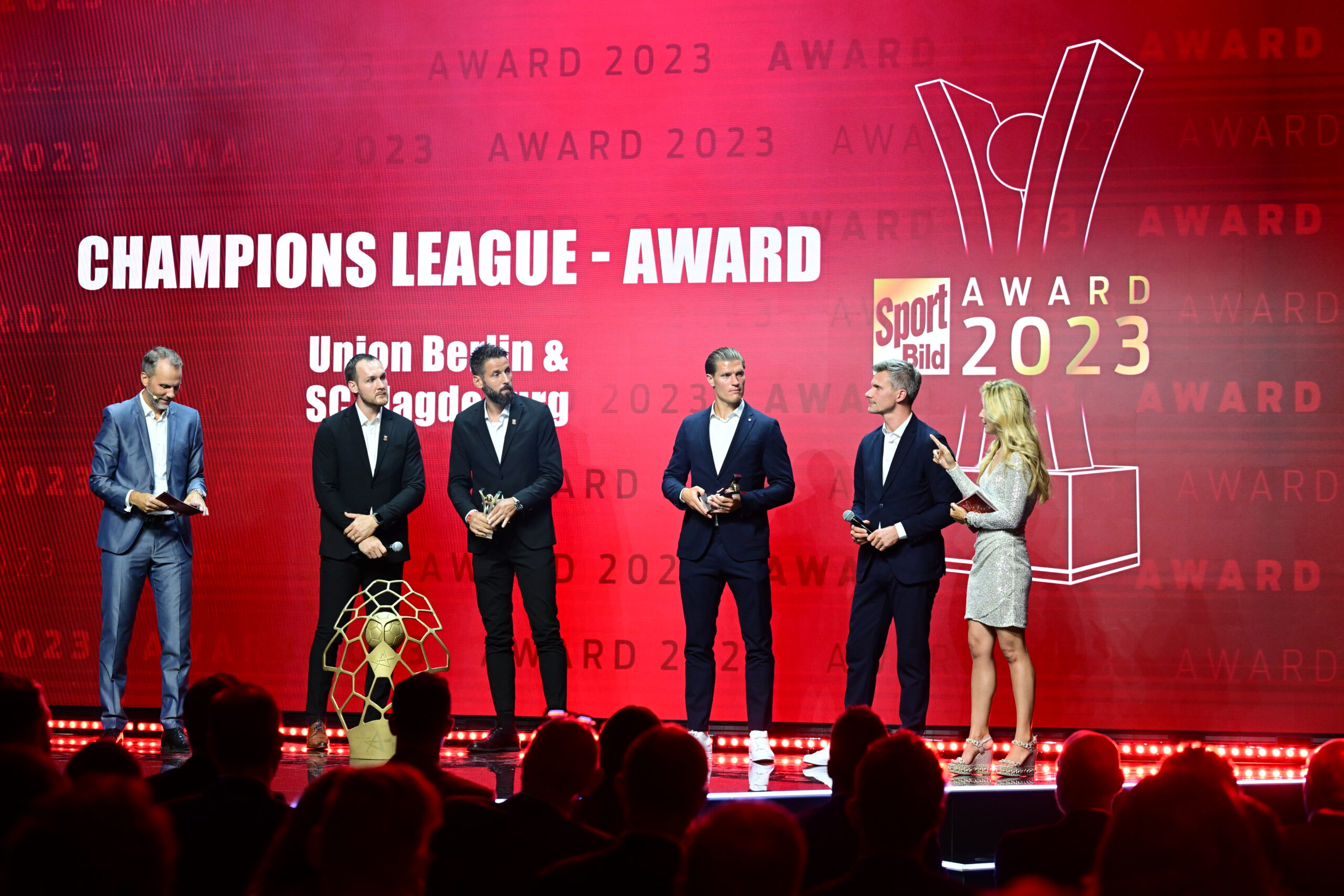 Auszeichnung des SC Magdeburg und Union Berlin mit dem Sport Bild Award 2023 in der Kategorie „Champions League - Award“ auf einer Bühne.