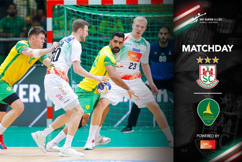 Spielankündigung des IHF Super Globe für die Partie des SC Magdeburg gegen den Khaleej Club mit Spielern im Zweikampf.