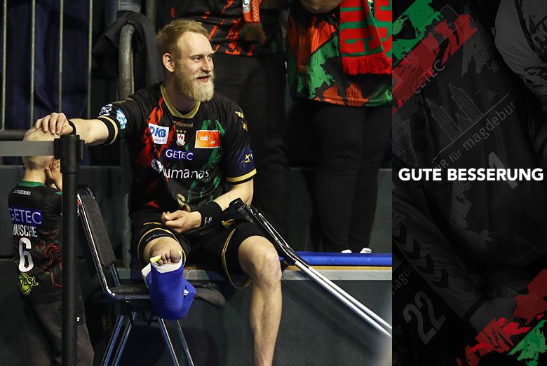 Gute Besserung: Der verletzte Matthias Musche sitzt mit einer Beinschiene am Spielfeldrand.
