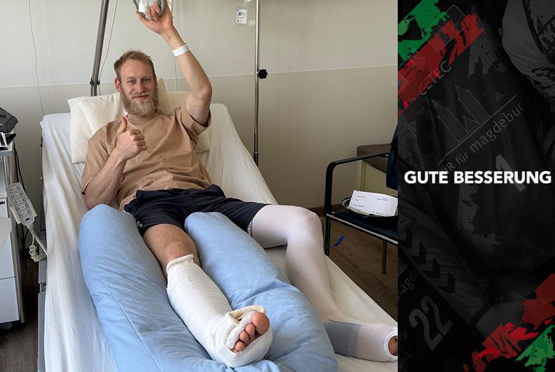 Gute Besserung: Matthias Musche zeigt nach seiner Operation lächelnd den Daumen nach oben.