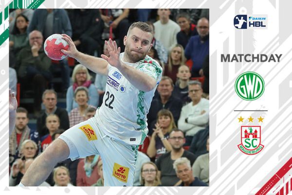 Handballspieler Mertens vom SC Magdeburg mit Rückennummer 22 wirft den Ball gegen GWD Minden.