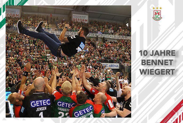 Bennet Wiegert wird von der Mannschaft gefeiert