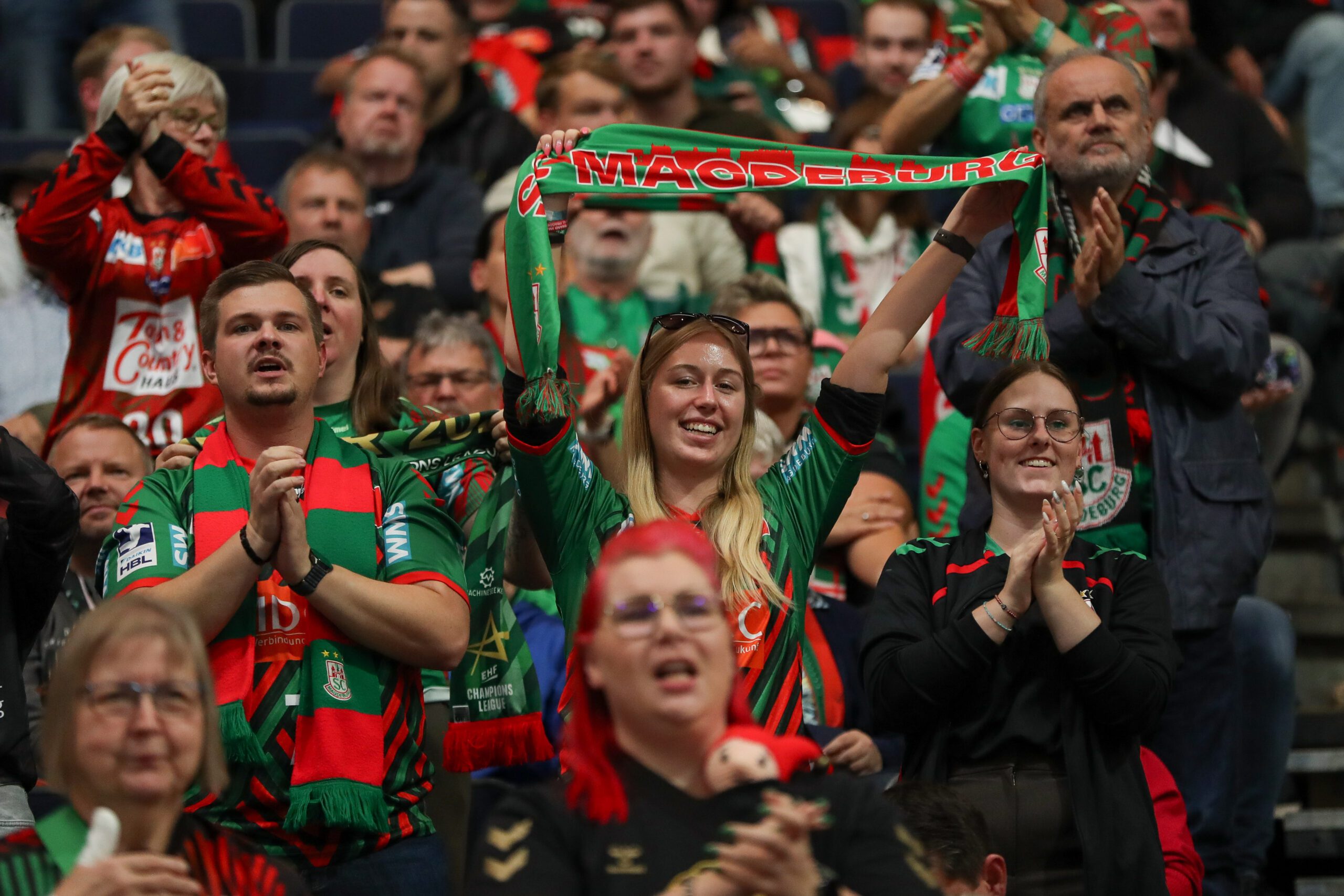 05.10.2025, xgox, Handball - Daikin HBL, Handball Sport Verein Hamburg - SC Magdeburg emspor, from left to right, symbolic image, symbol, fans, spectators, audience Magdeburg