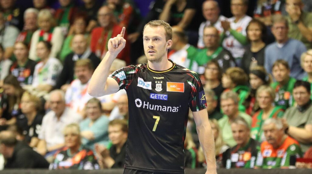 23.10.2025, xgox, Handball - EHF Champions League SC Magdeburg - HC Eurofarm Pelister from left to right: Felix Claar (Magdeburg, 7) gives instructions, gesticulates with his arms, gesticulate, gives instructions