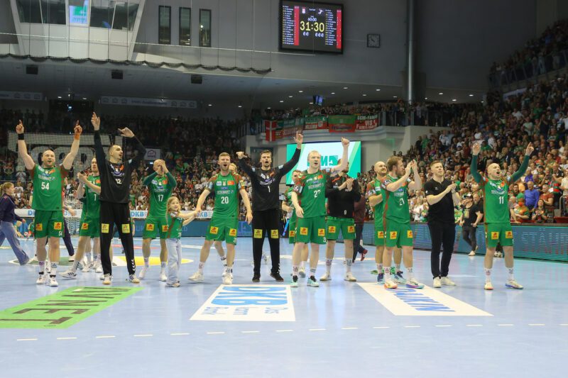 Das Team jubelt nach Heimsieg in der Handball-Bundesliga