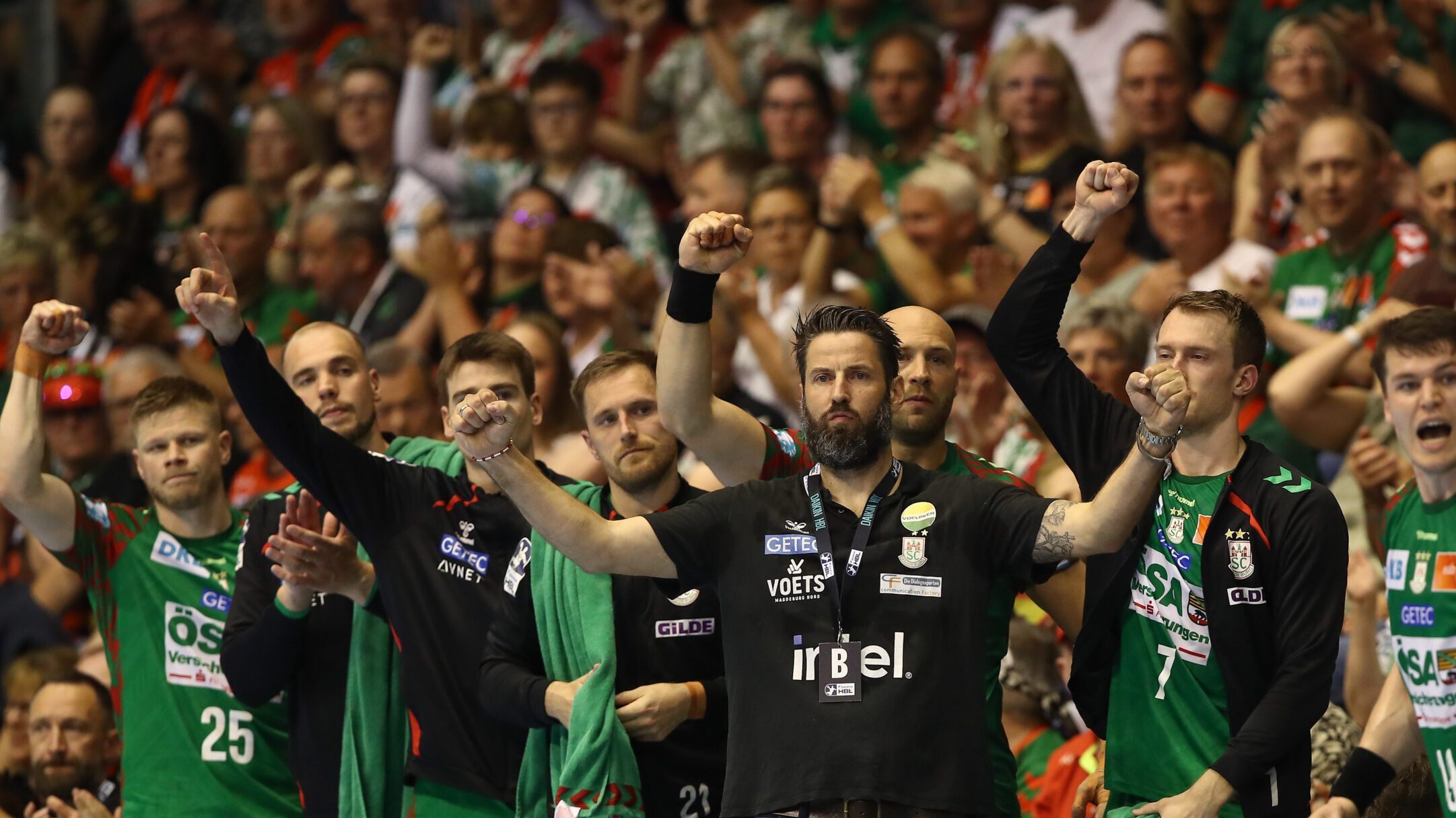 Bennet Wiegert Bank Team Jubel Heimspiel Bundesliga 2026