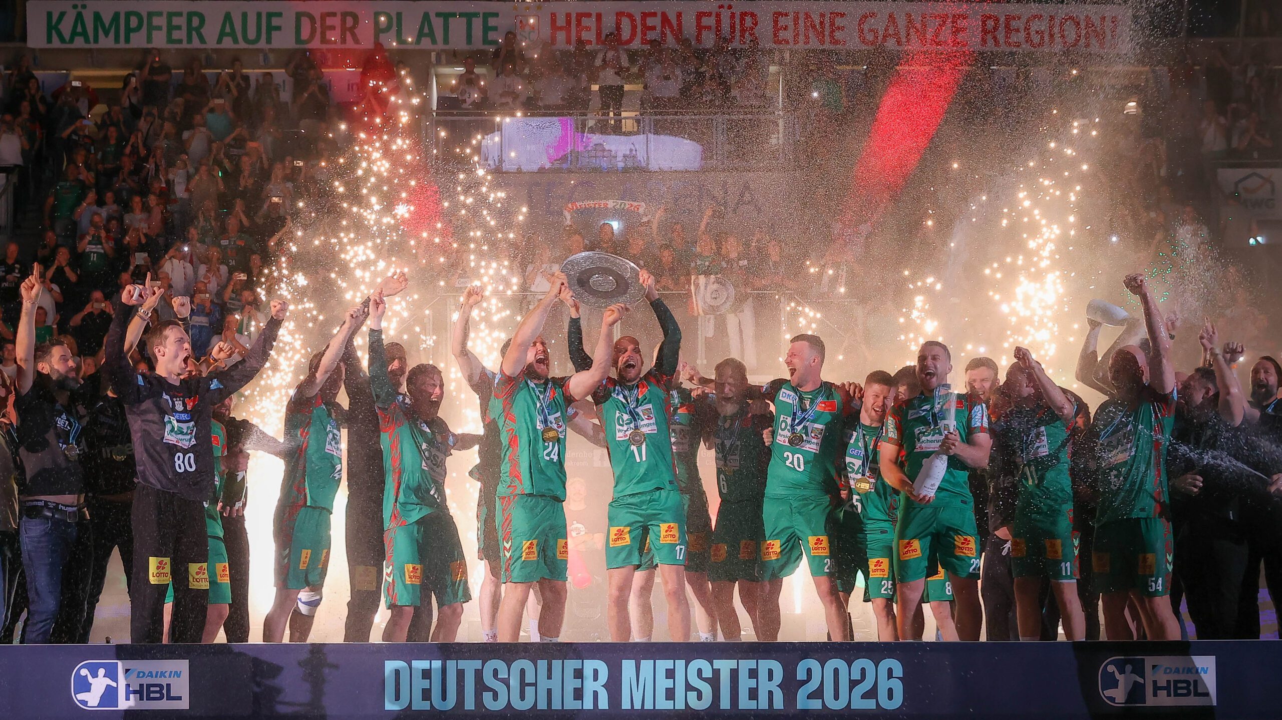 Siegerehrung, Meisterschale, Schale, Trophäe Jubel über Titelgewinn, Meisterschaft, deutscher Meister,