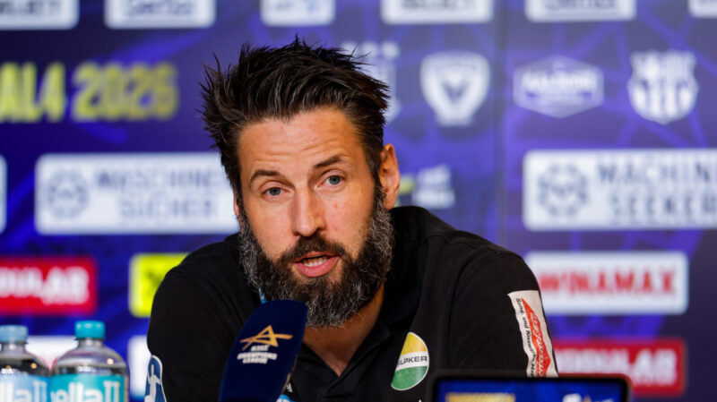 Bennet WIEGERT TruckScout24 EHF FINAL4 2026 Pressekonferenz Mikrofon