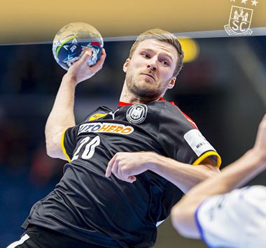 Philipp Weber holt im schwarzen Nationalmannschafts-Trikot zum Wurf aus.