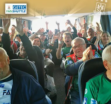 Fanshuttle mit jubelnden Fans des SCM