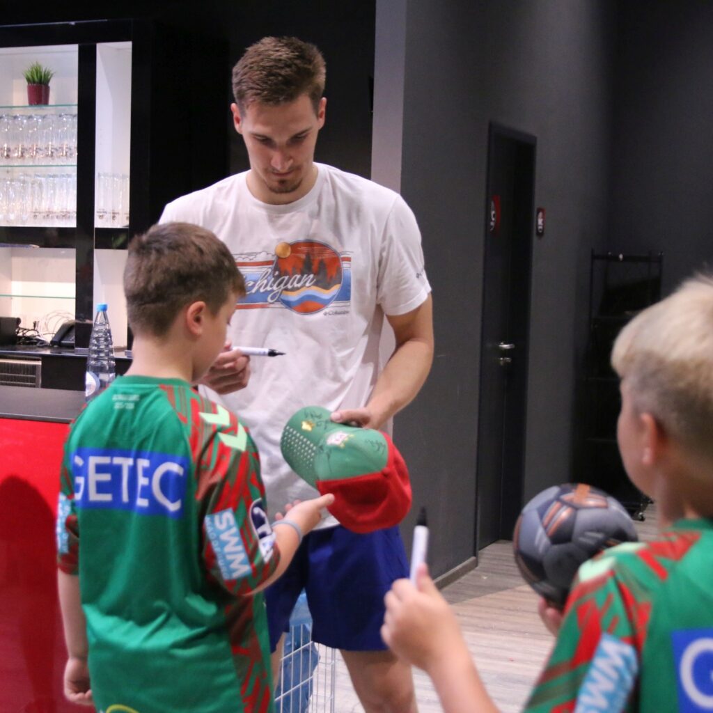Fanclub Treffen - Dominik Kuzmanovic gibt Autogramme