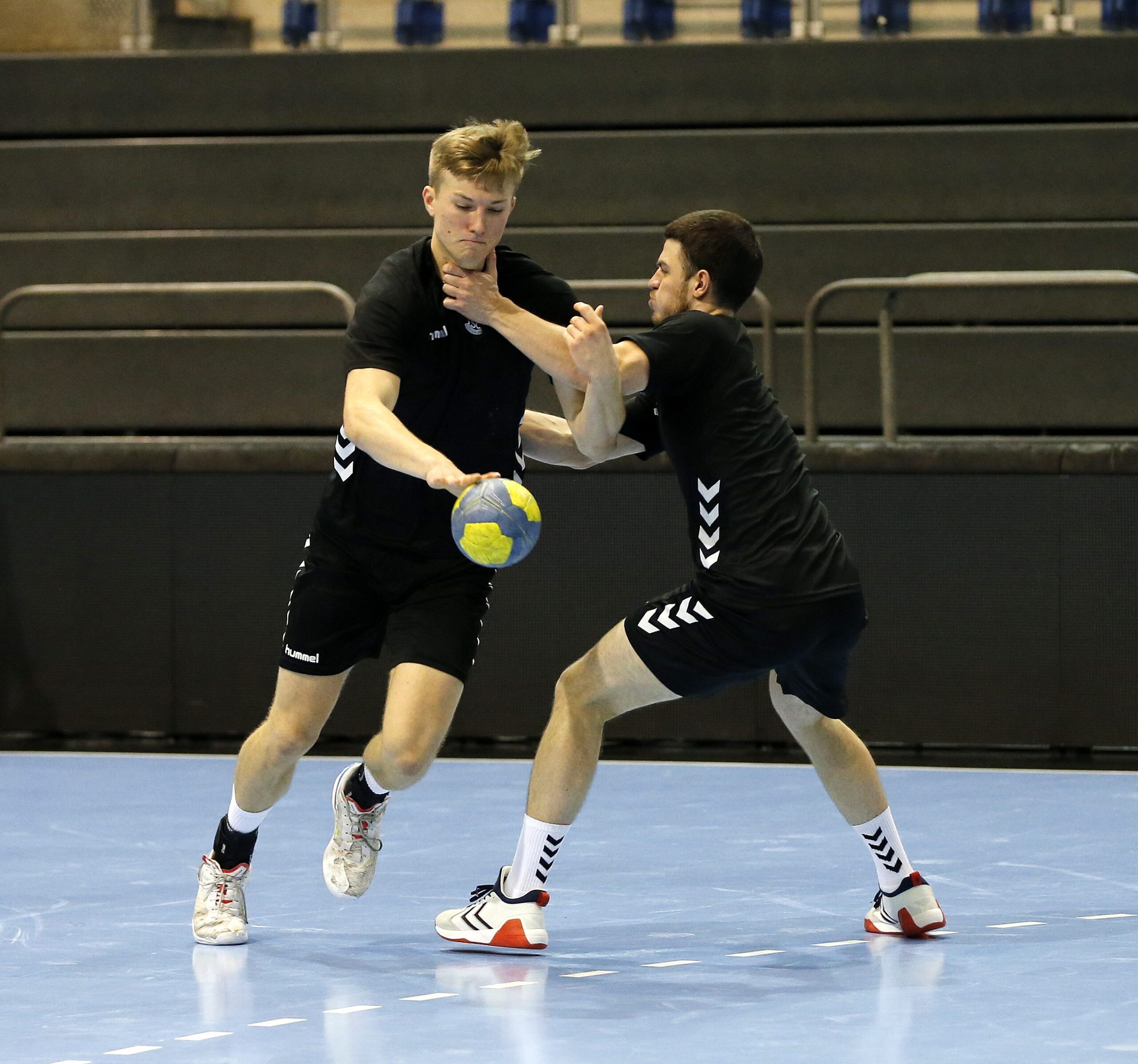 Luka Baumgart am Ball im Heimspiel der SCM Youngsters gegen Leipzig.