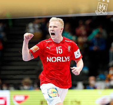 Magnus Saugstrup jubelt im roten Nationaltrikot Dänemarks mit geballter Faust.