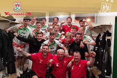 Die SC Magdeburg Youngsters jubeln ausgelassen nach einem Auswärtssieg in der Kabine.