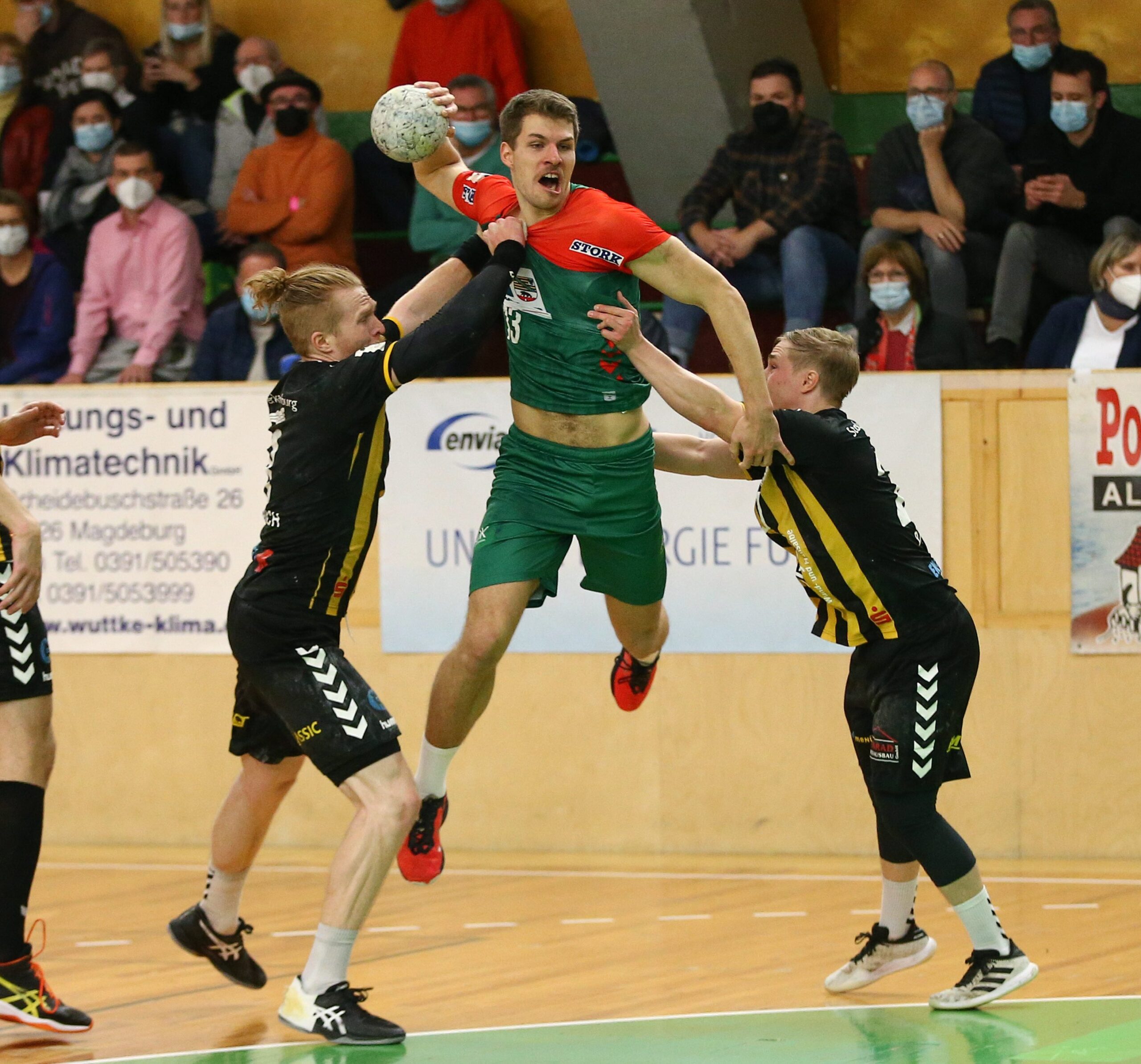 Ole Schramm (Magdeburg 2 , 13) setzt sich durch, wirft Tor