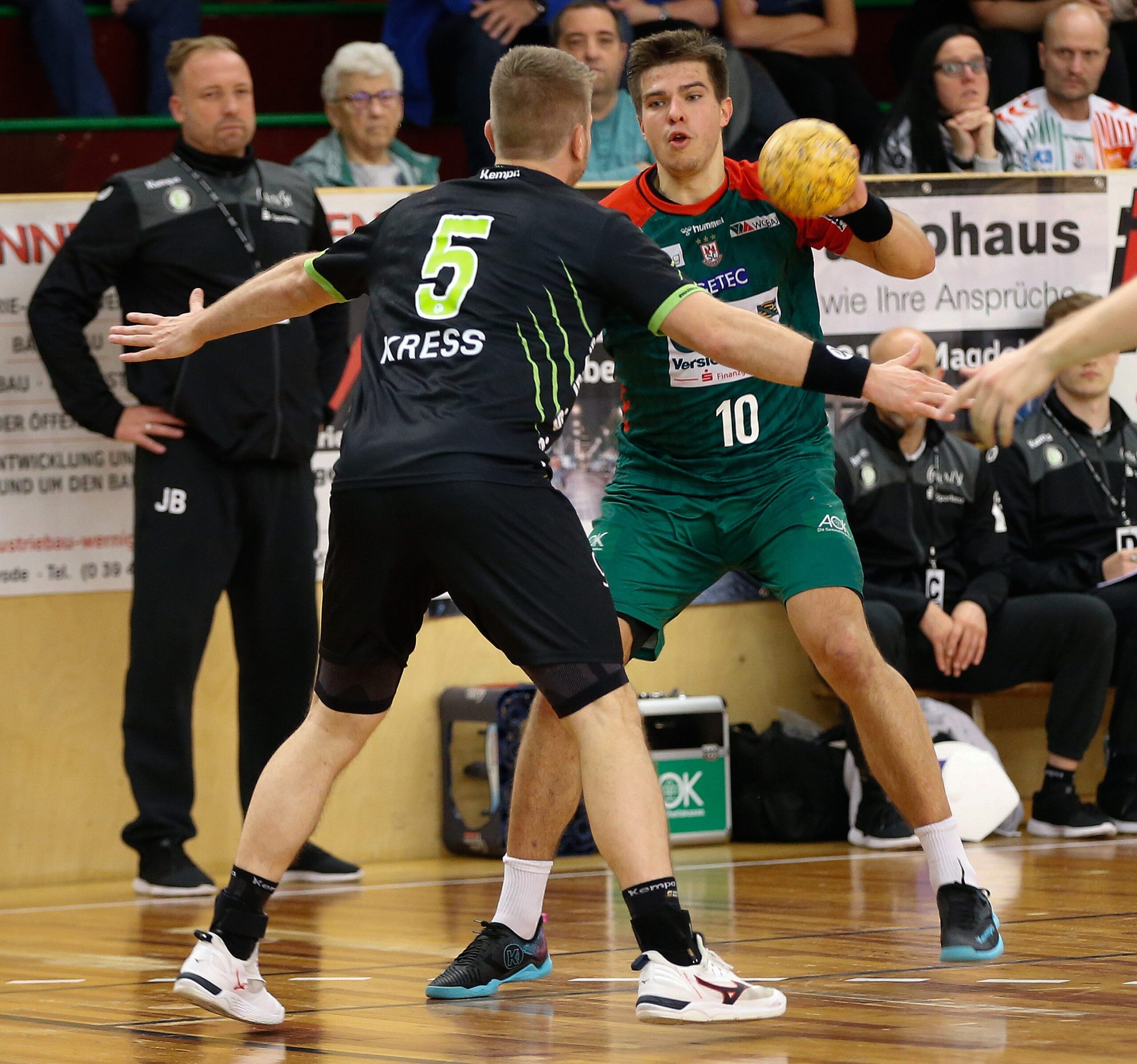 Renars Uscins (Magdeburg, 10) wirft Tor