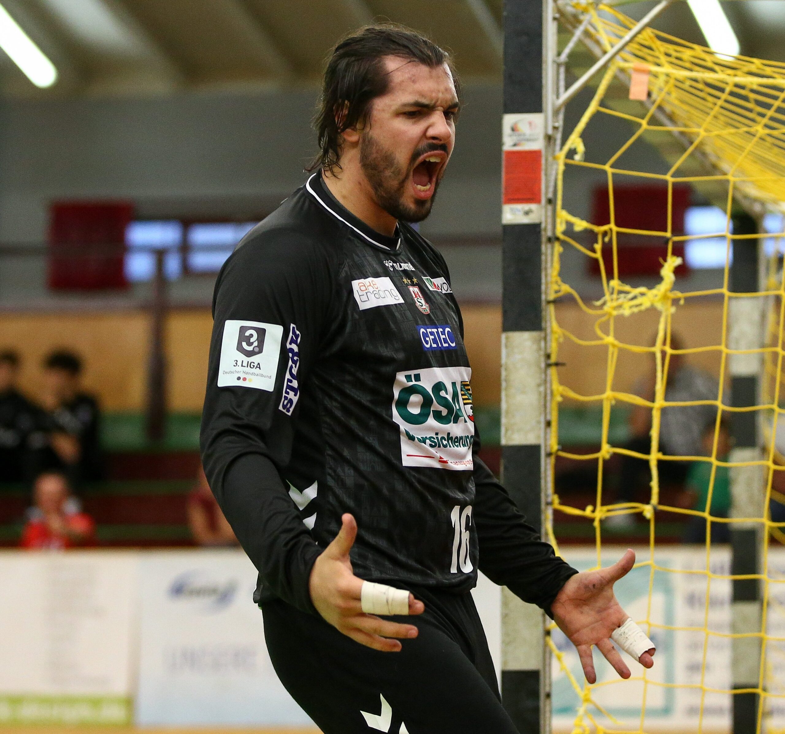 Niclas Behrendt (Magdeburg) Jubelt über gehaltenen Ball.