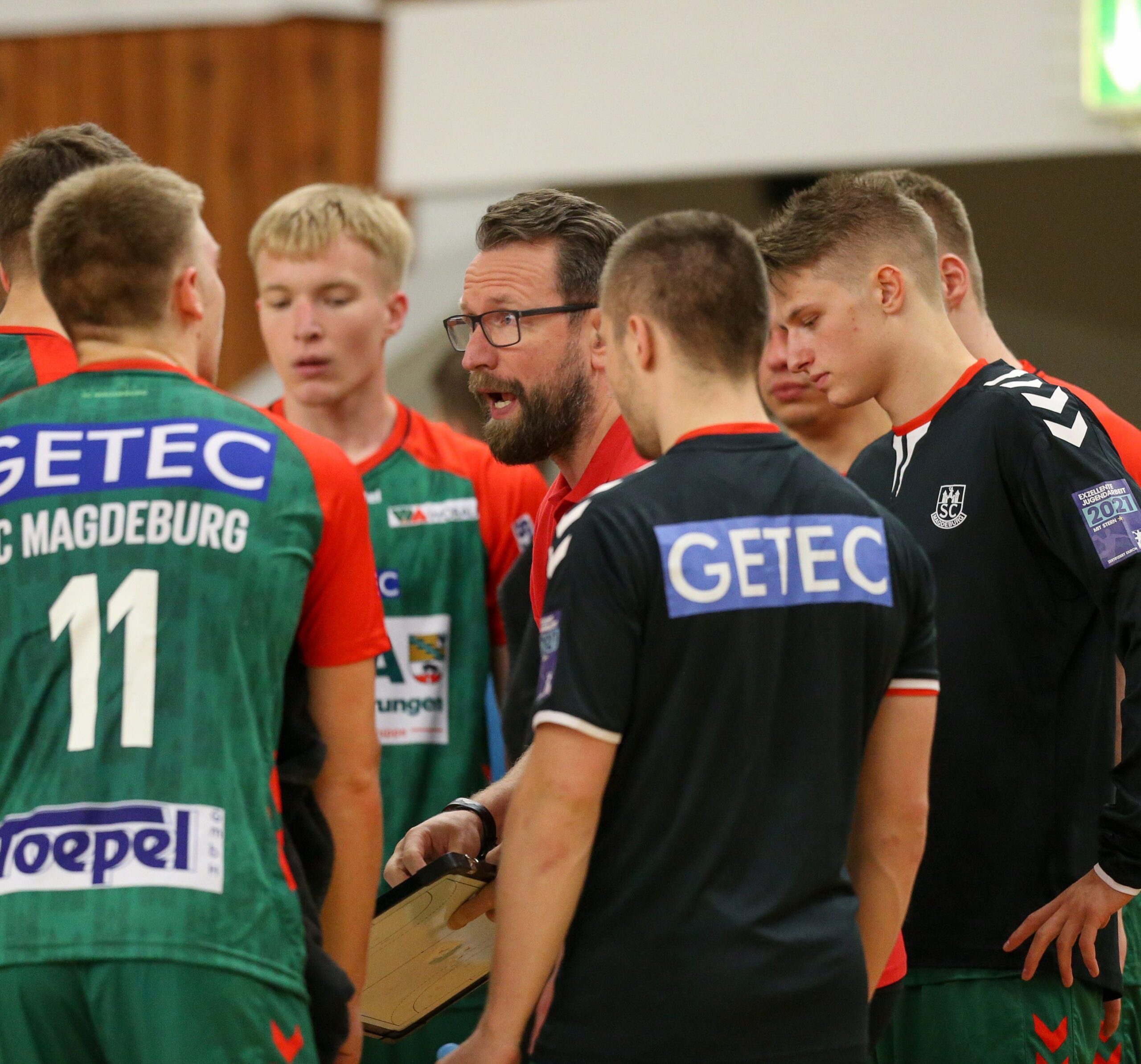 Stephan Just (Magdeburg, Trainer) gibt Anweisungen, gestikuliert mit den Armen