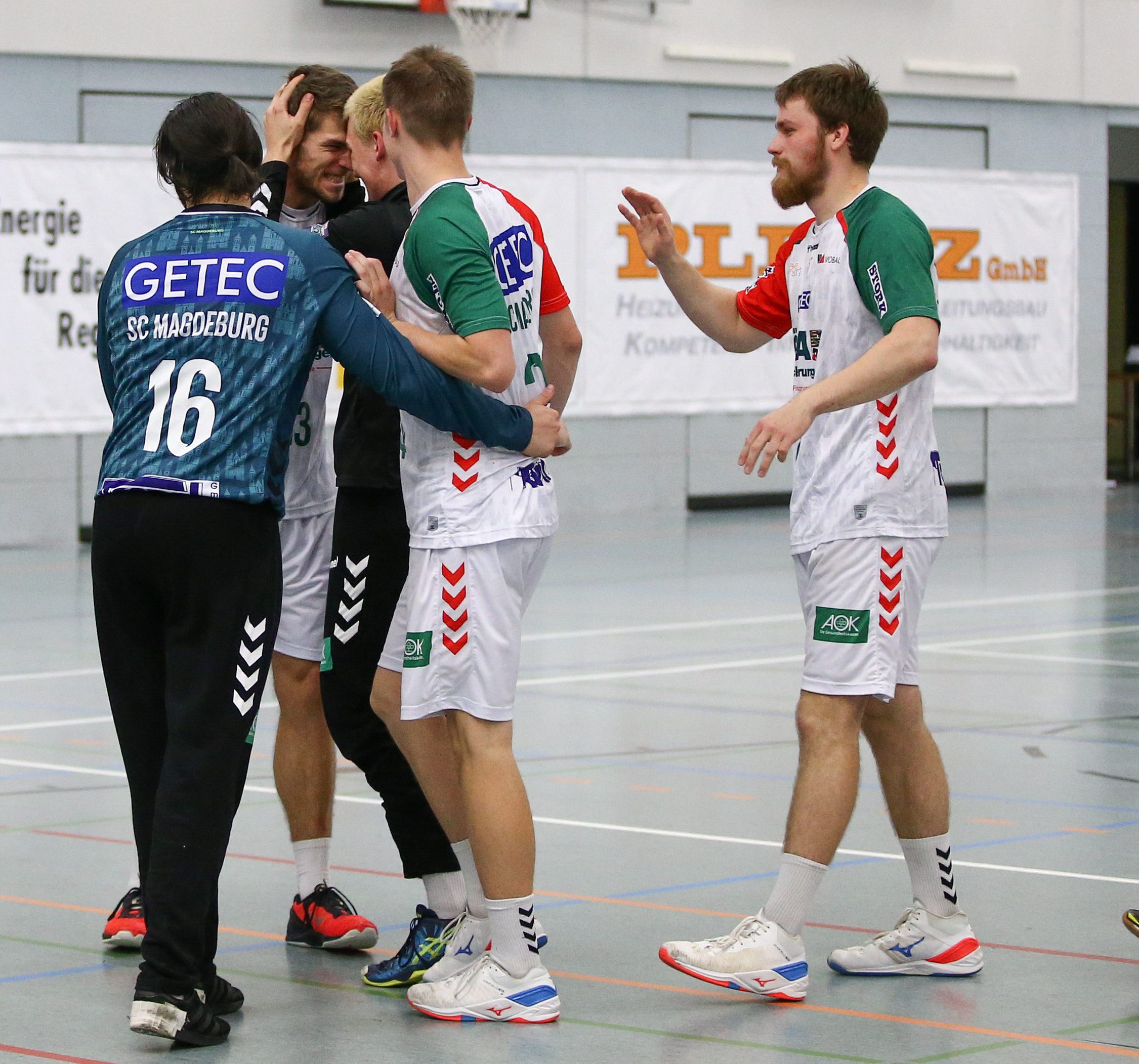 Magdeburg Youngster Jubeln ueber den Sieg