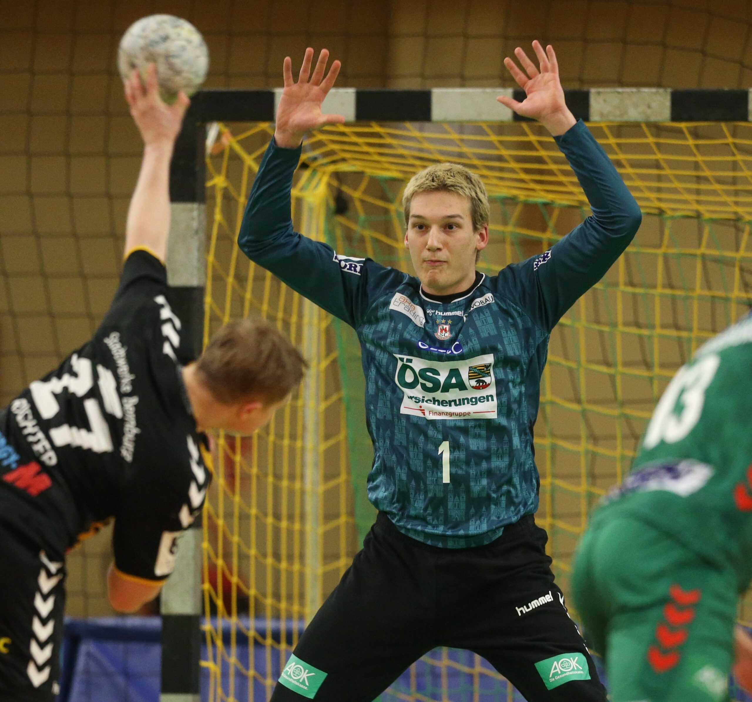 Janik Patzwaldt (Magdeburg, 12) beim Siebenmeter gegen Nico Richter (Bernburg)