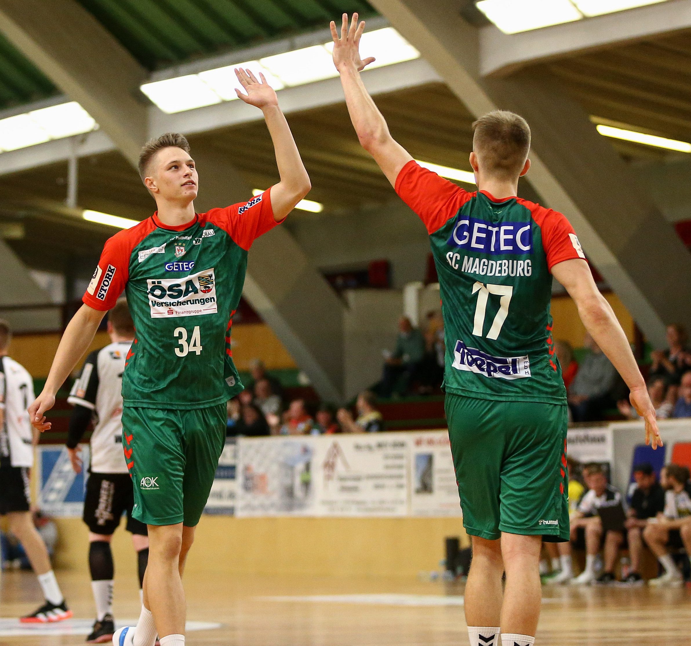 Justin Döbler und Luka Baumgart beim Torjubel für den SC Magdeburg II.