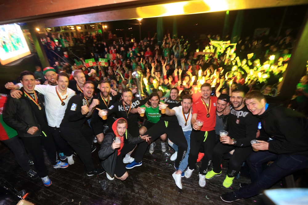 Die Handballer des SC Magdeburg feiern am 01.05.2016 am Mückenwirt mit ihren Fans. Erstmals nach 20 Jahren hat der SC Magdeburg zuvor wieder den DHB-Pokal gewonnen.