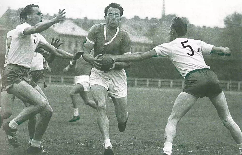 "Bubi" Wende unaufhaltsam auf dem Vormarsch. Hier im Länderspiel gegen Polen im Juni 1956