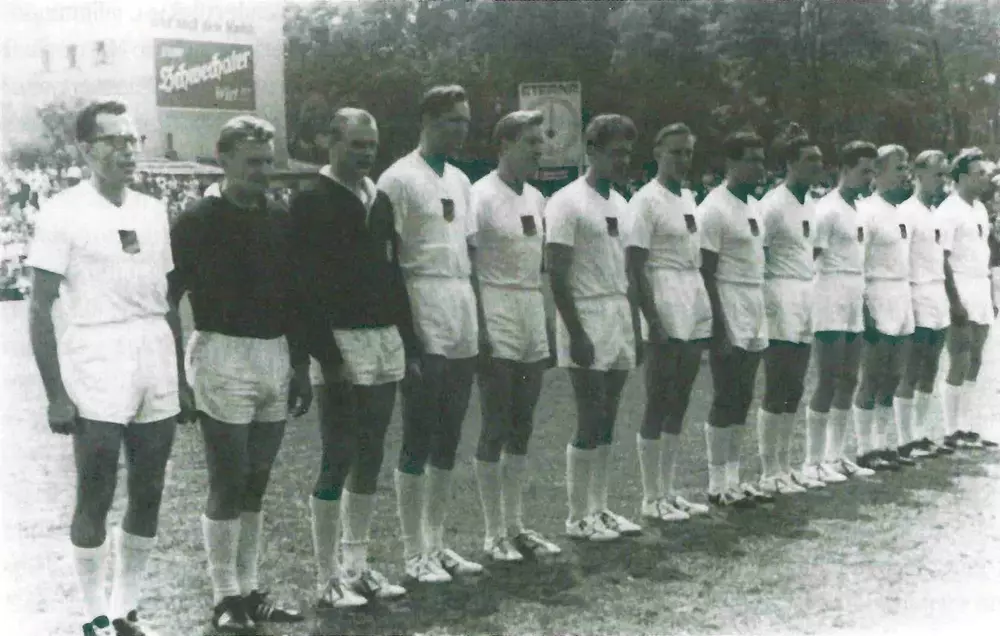 Die gesamtdeutsche Mannschaft vor dem WM-Endspiel 1959 gegen Rumänien.