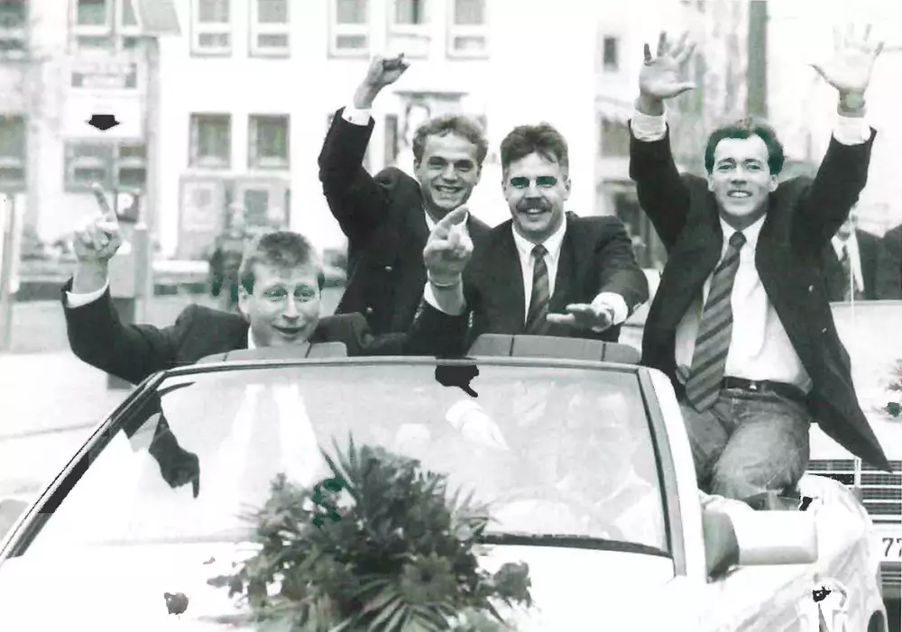 Die DHB-Pokalsieger 1996 wurde nach seiner Rückkehr begeistert empfangen. Mit einem Autokorso ging es durch die Magdeburger Innenstadt. von links nach rechts: Gunar Schimock, Uwe Seidel, Andreas Fink, Holger Winselmann