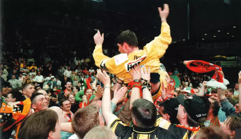Grenzenloser Jubel in der Bördelandhalle und in der Magdeburger Mannschaftskabine nach dem Sieg im EHF-Cup-Finale 1999