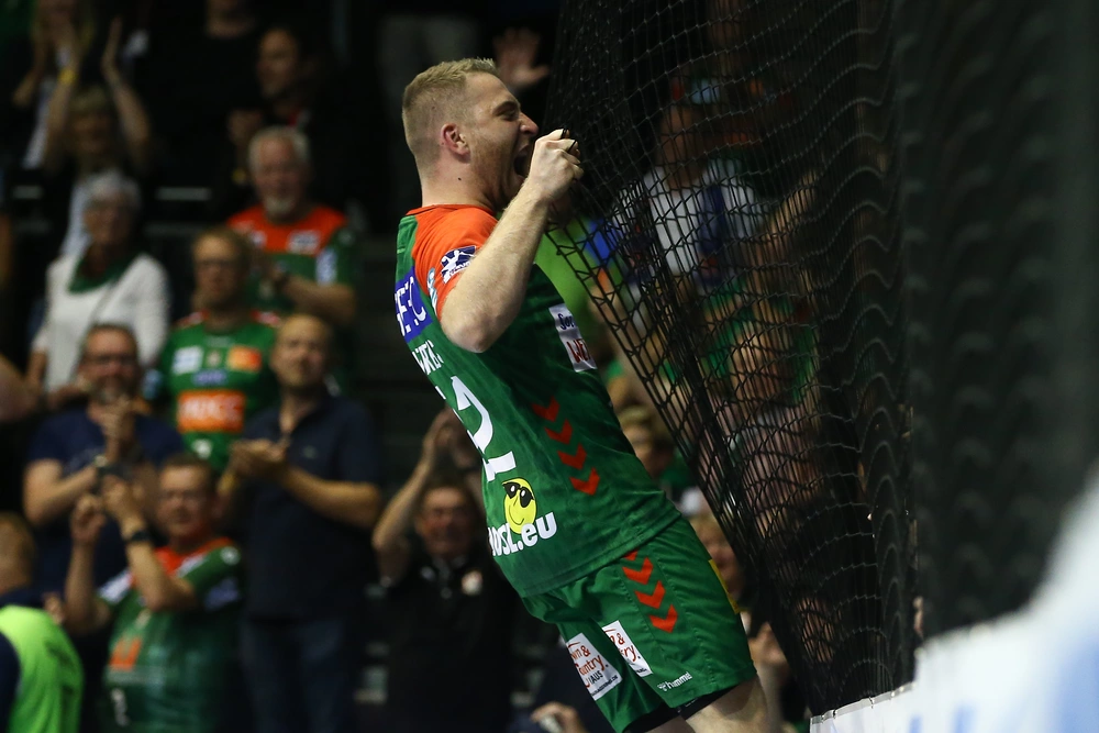 Lukas Mertens jubelt emotional am Spielfeldnetz auf dem Spielfeld