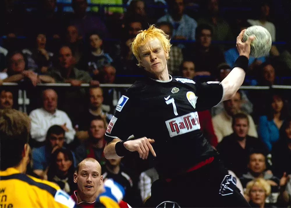 SCM-Spieler Christian Schöne mit erhobenem Handball holt im Sprungwurf zum Wurf aus.