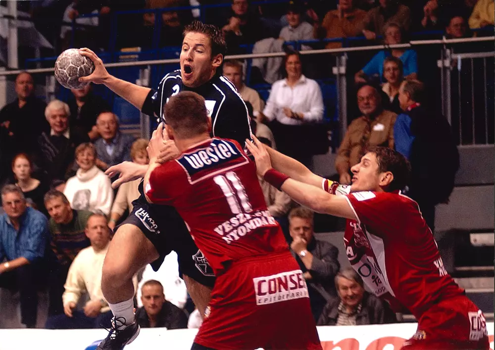 SCM-Spieler Bennet Wiegert im Sprungwurf gegen zwei Verteidiger von Veszprém in einem historischen Champions-League-Spiel.