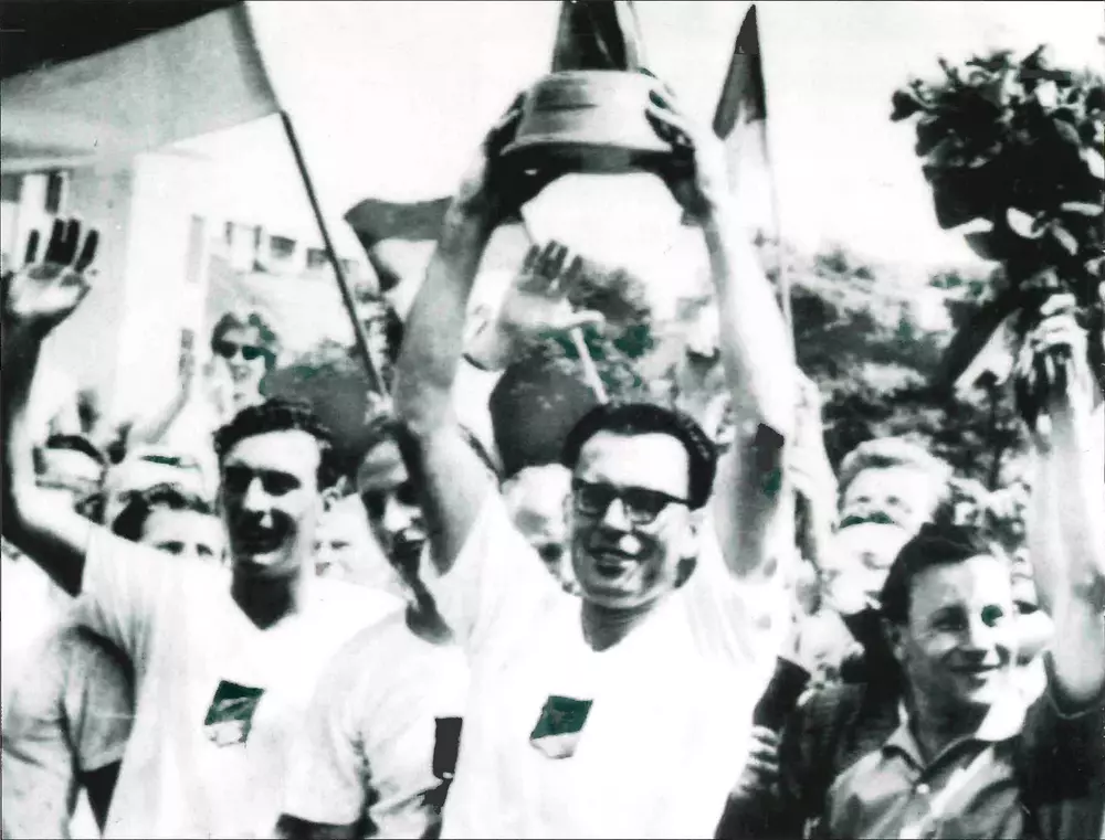 Die Feldhandballer aus der DDR um Mannschaftskapitän Hans-Jürgen Wende gewannen 1959 zum ersten Mal im Handball die Weltmeisterschaft.