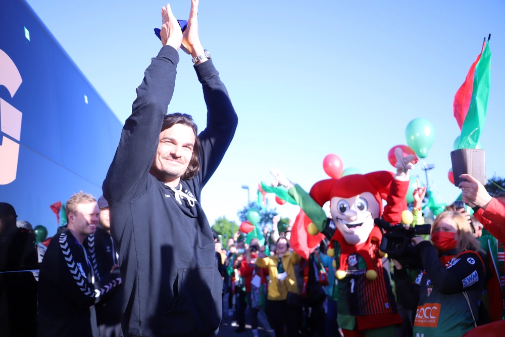Jannick Green feiert mit den Fans und Till Eulenspiegel