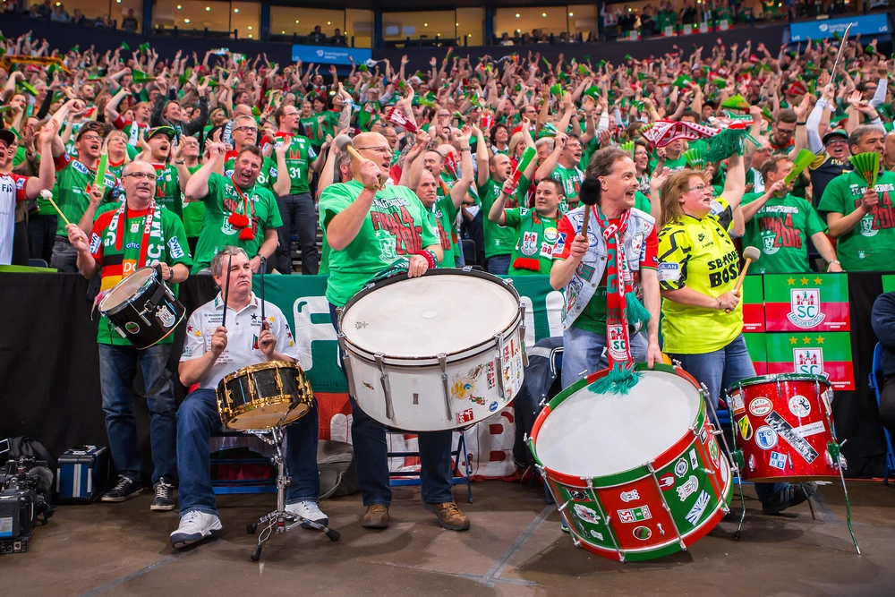 SCM-Fanblock mit Trommeln auf der Tribüne in Hamburg