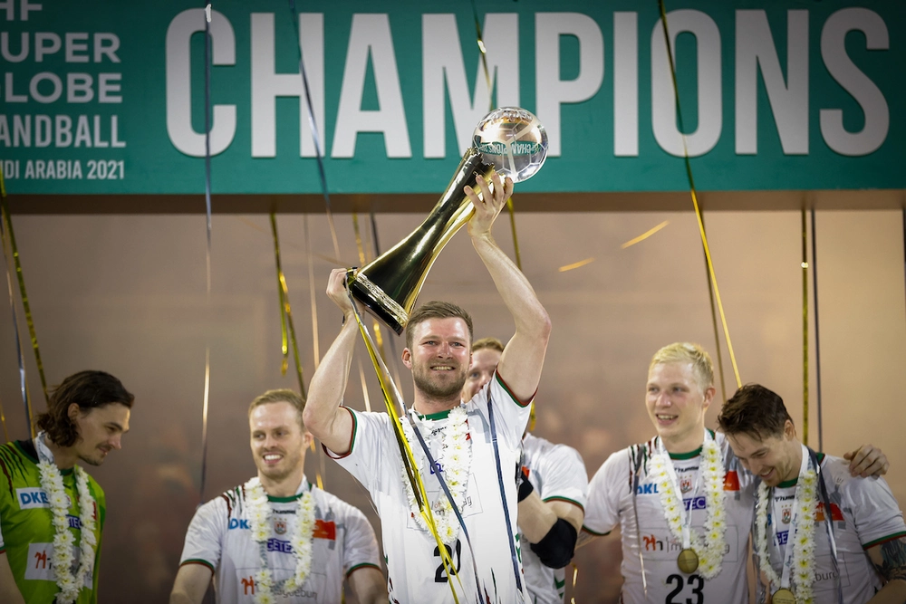 Philipp Weber hält den IHF Super Globe in die Höhe