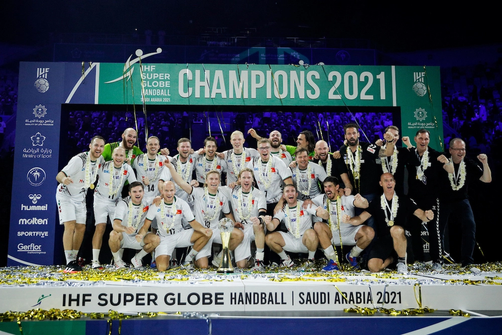 Das SCM-Team jubelt als Sieger auf dem Podium beim IHF Super Globe 2021.
