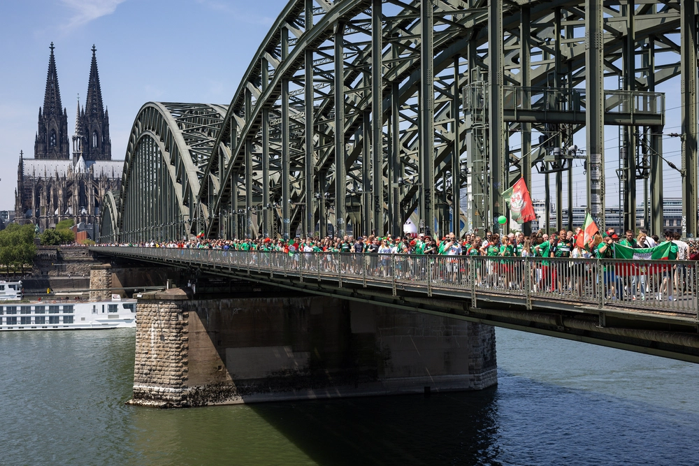 SCM-Fanmarsch mit Vereinsfahnen auf der Hohenzollernbrücke