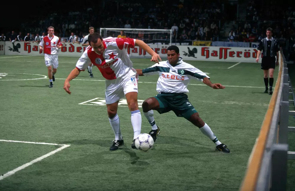 Fußballprofi Steffen Heidrich im Zweikampf am Ball beim Hallenturnier „Budenzauber“ in der Bördelandhalle.