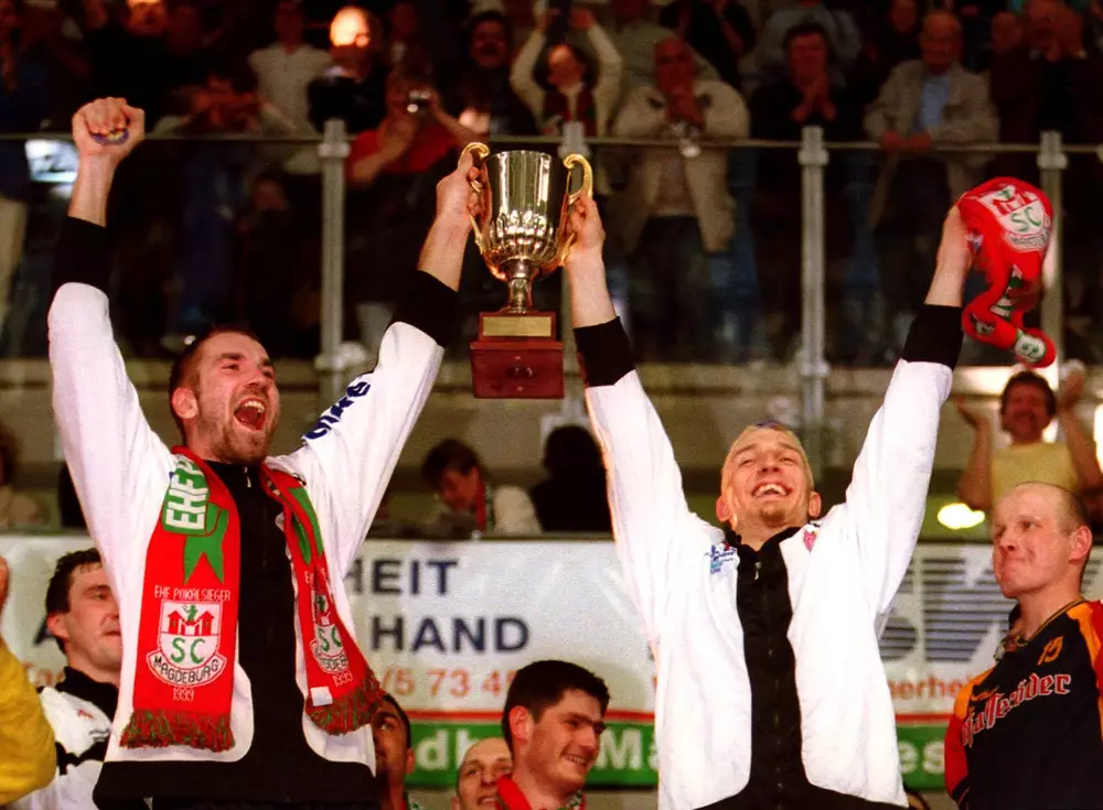 Steffen Stiebler (li.) und Stefan Kretzschmar (beide SCM) jubelnd mit dem Pokal, Magdeburg nach 18 Jahren wieder Europapokalsieger; Pott, Trophäe, Jubel, Jubelszene, EHF-Pokal-Finale 1999, Cup