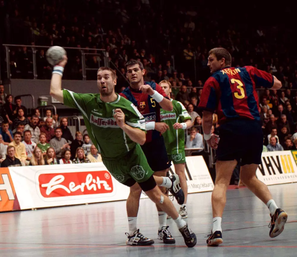 Steffen Stiebler (SCM) hat sich am Kreis durchgesetzt; SC Magdeburg - FC Barcelona (Spanien) 25:26, Europameisterschaft der Vereinsmannschaften 1999