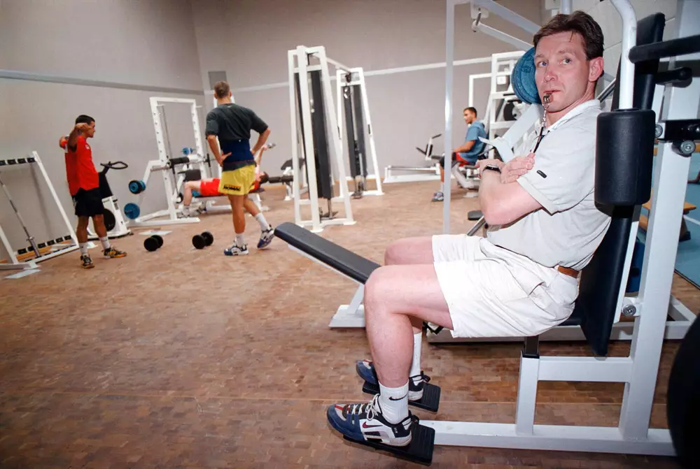 Der ehemalige SCM-Trainer Alfreð Gíslason beim Krafttraining an einem Fitnessgerät in der GETEC Arena.
