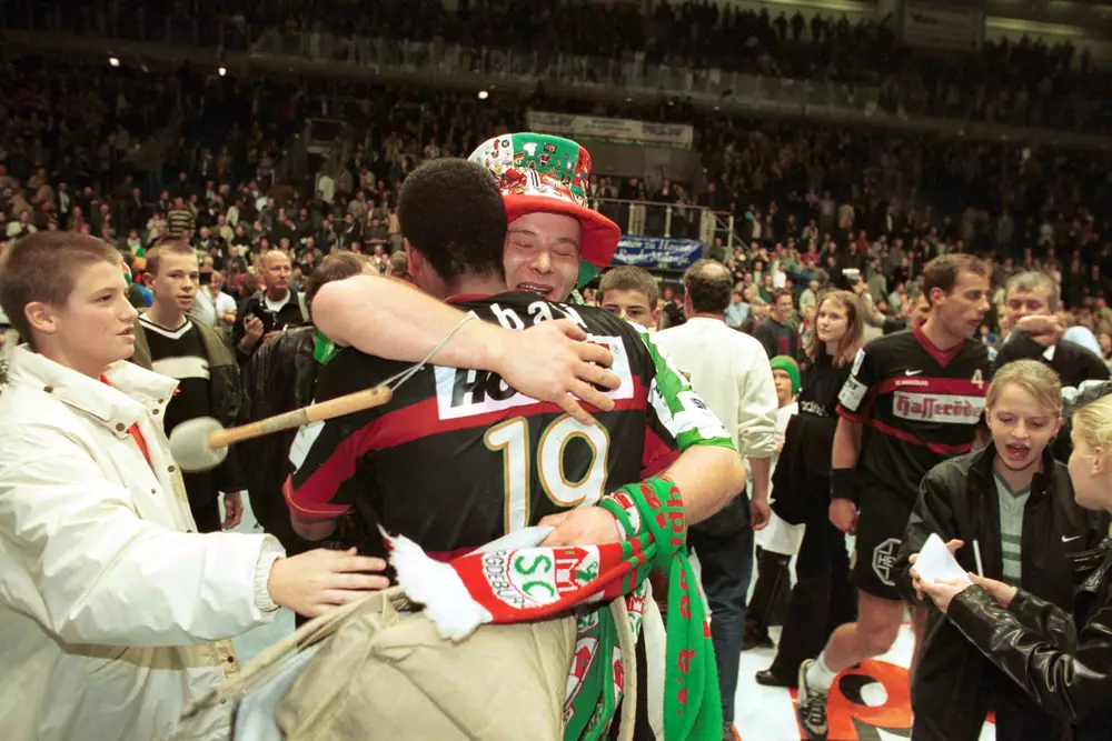 Joel Abati (SCM) jubelt mit einem Fan Saison 2000